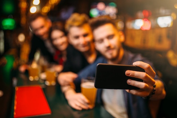 Pemain berinteraksi dengan dealer langsung melalui aplikasi kasino gacormega di perangkat mobile